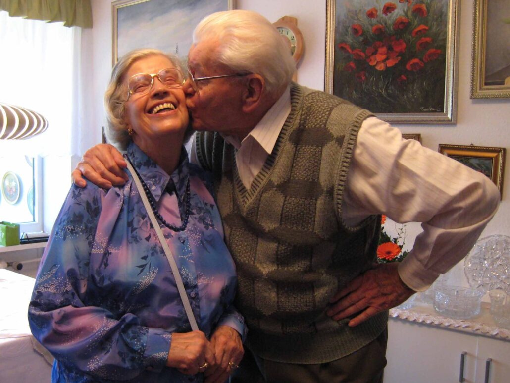 Wolfgang Lucht küsst seine Freundin Bibiana Schönleber