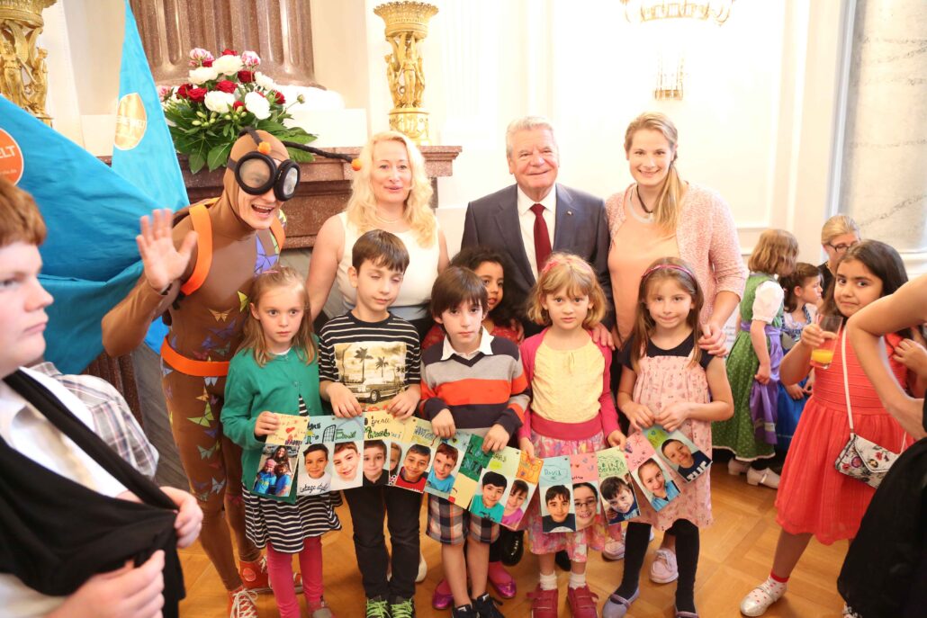 Bundespräsident Gauck mit den Preisträgern der Jahn-Schule Wiesbaden und Maskottchen Vite, © Engagement Global / Patrick Meinhold