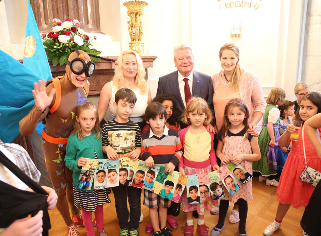 Bundespräsident Gauck mit den Preisträgern der Jahn-Schule Wiesbaden und Maskottchen Vite, © Patrick Meinhold / Engagement Global