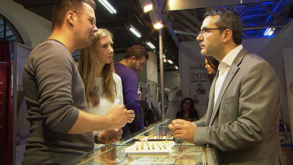 Junges Paar sucht Eheringe aus