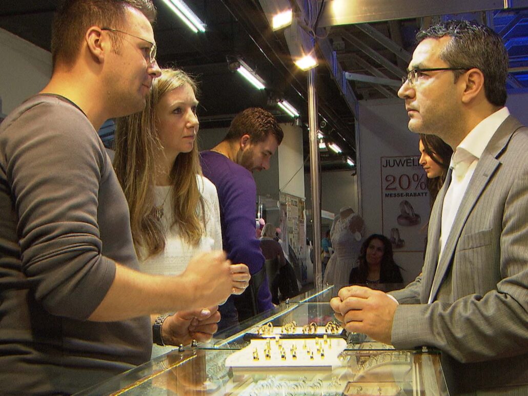 Junges Paar sucht Eheringe aus