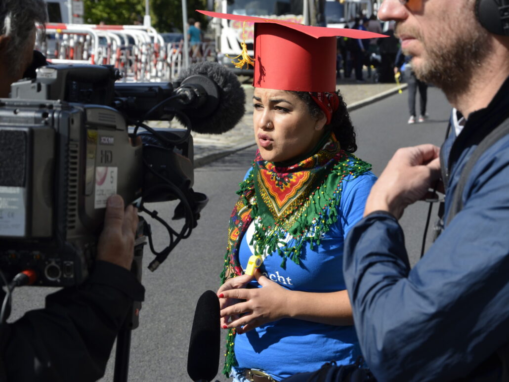 Dreharbeiten mit Newroz Duman beim Straßenkarneval "We'll Come United" in Berlin
