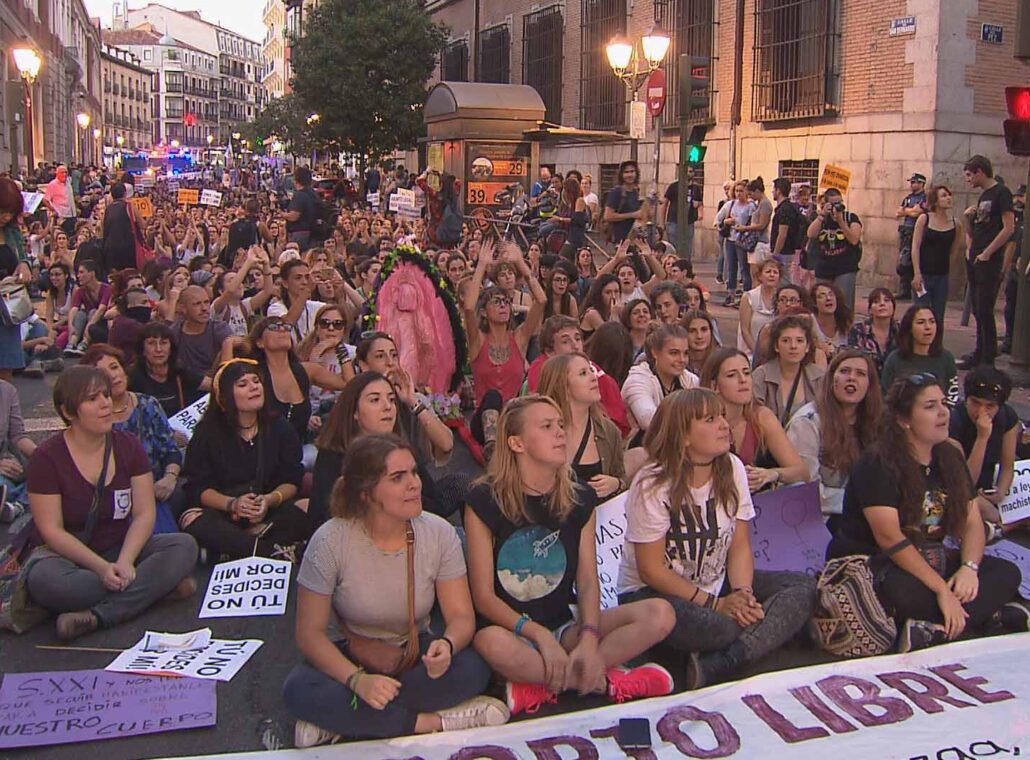 Junge Frauen bei Demo in Madrid