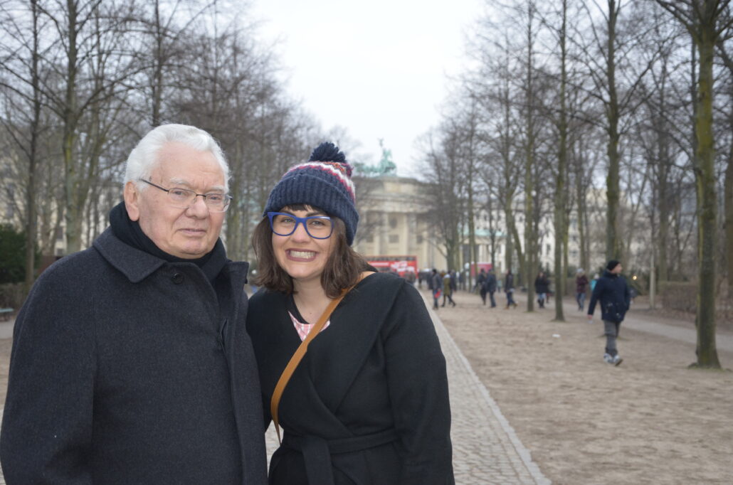 Thomas Buergenthal und Enkelin Laura in Berlin