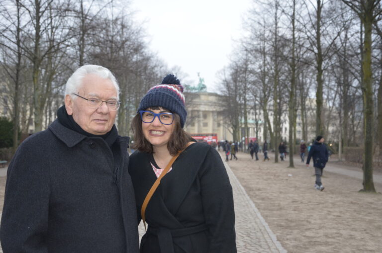 Thomas Buergenthal und Enkelin Laura in Berlin