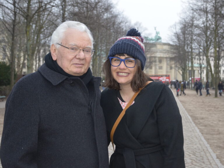 Thomas Buergenthal und Enkelin Laura in Berlin