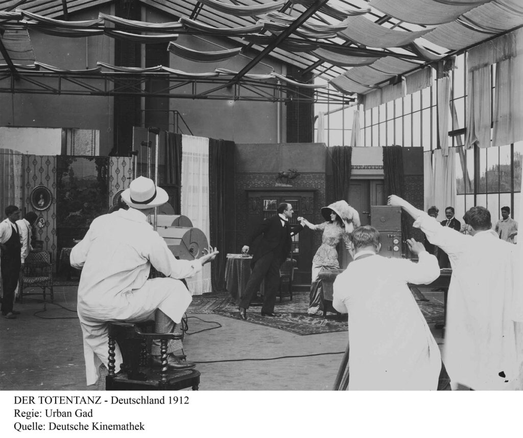 Filmstar Asta Nielsen beim Dreh von "Der Totentanz" (D 1912) in den Studios Babelsberg