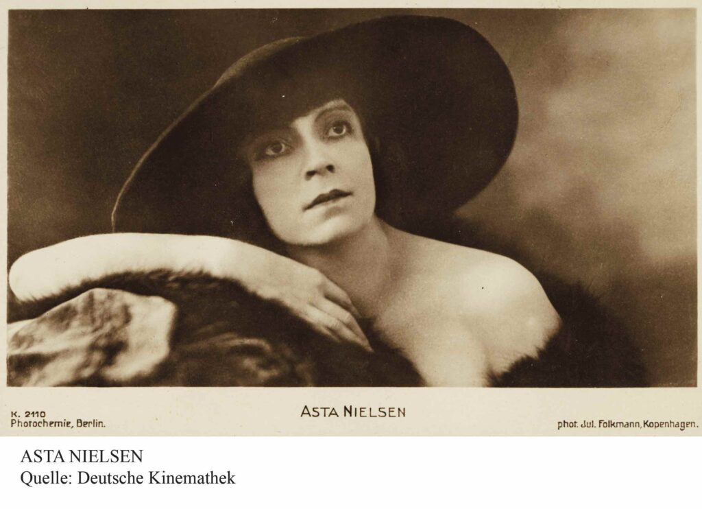 Filmstar Asta Nielsen mit Pelz und großem Hut