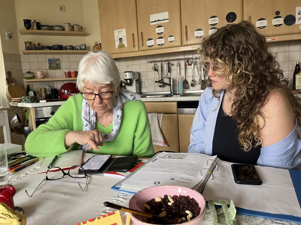 Eva Kopka und ihre Enkelin Kaya richten Smartphone ein