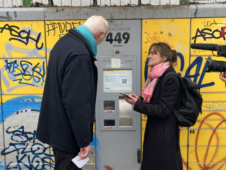 Sabine und ihr Mann Dieter wollen an der Packstation ein Paket abholen und kommen nicht zurecht