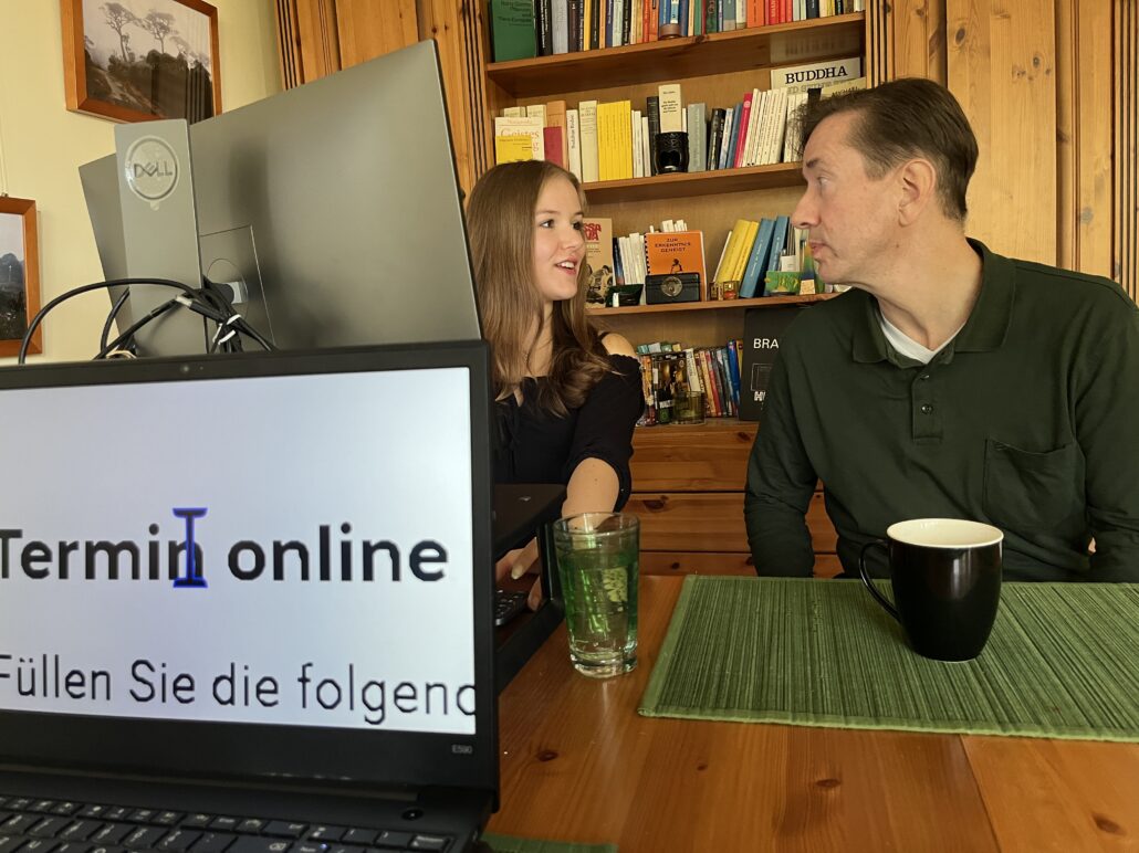Stephan Seidenberg und seine Tochter Raphaela am PC