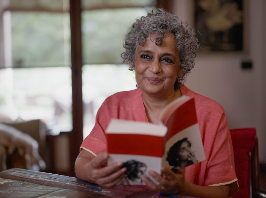 Die Schriftstellerin Arundhati Roy mit ihrem neuen Buch © Thomas Bresinsky